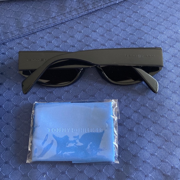 Tommy Hilfiger TH1659s sunglasses